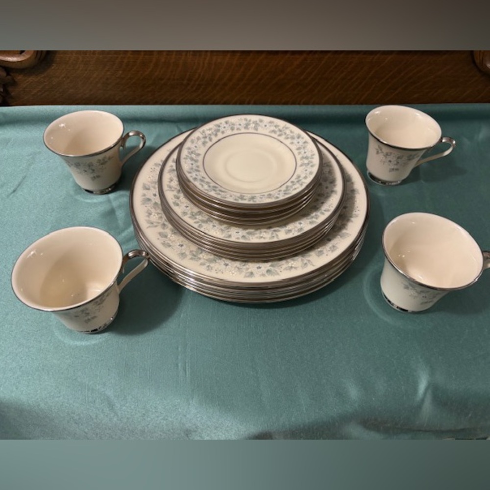 Lenox Windsong Fine China 16~ Piece Service for 4
